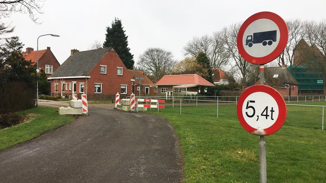 De weg is gedeeltelijk afgezet vanwege de werkzaamheden