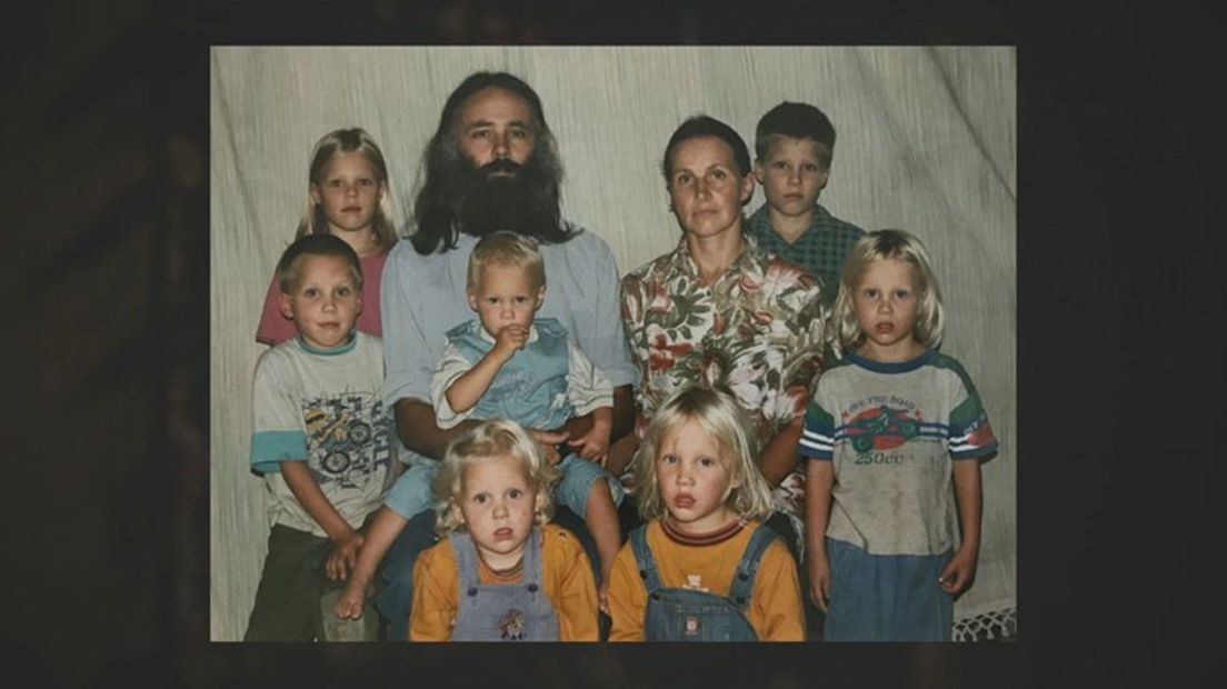 Gerrit Jan van D. met zijn vrouw en zeven van de kinderen