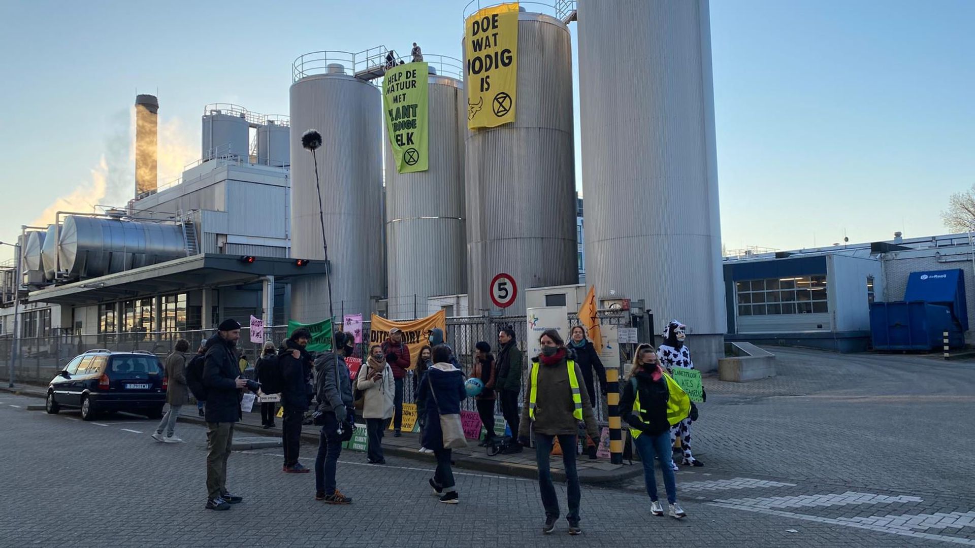 Actievoerders Die Zich Vastketenden Aan Melkfabriek Zijn Schuldig, Maar ...