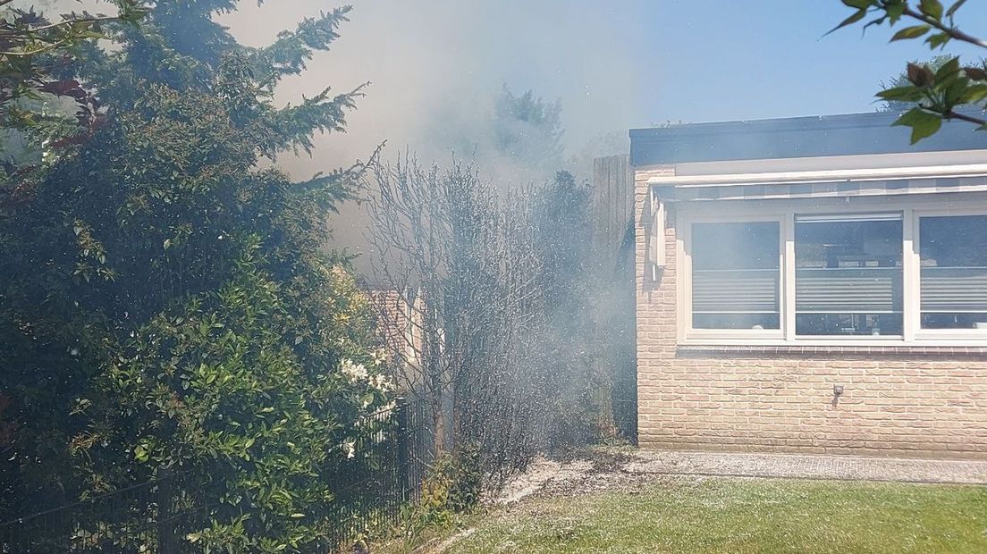 De conifeer ging volledig verloren, de woning raakte beschadigd