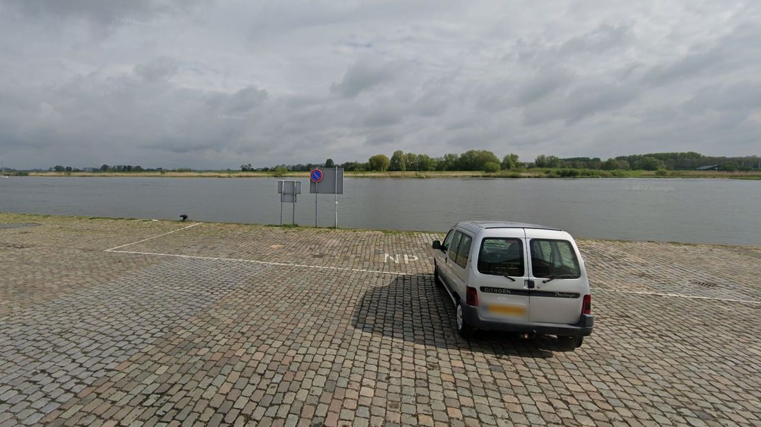 De plek waar de vrouw met twee kinderen in het water is gevallen.