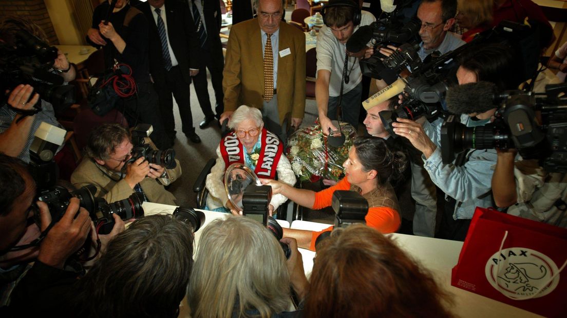 Van Andel vierde in 2005 haar 115e verjaardag en kreeg veel aandacht van de internationale pers (Rechten: ANP / David van Dam)