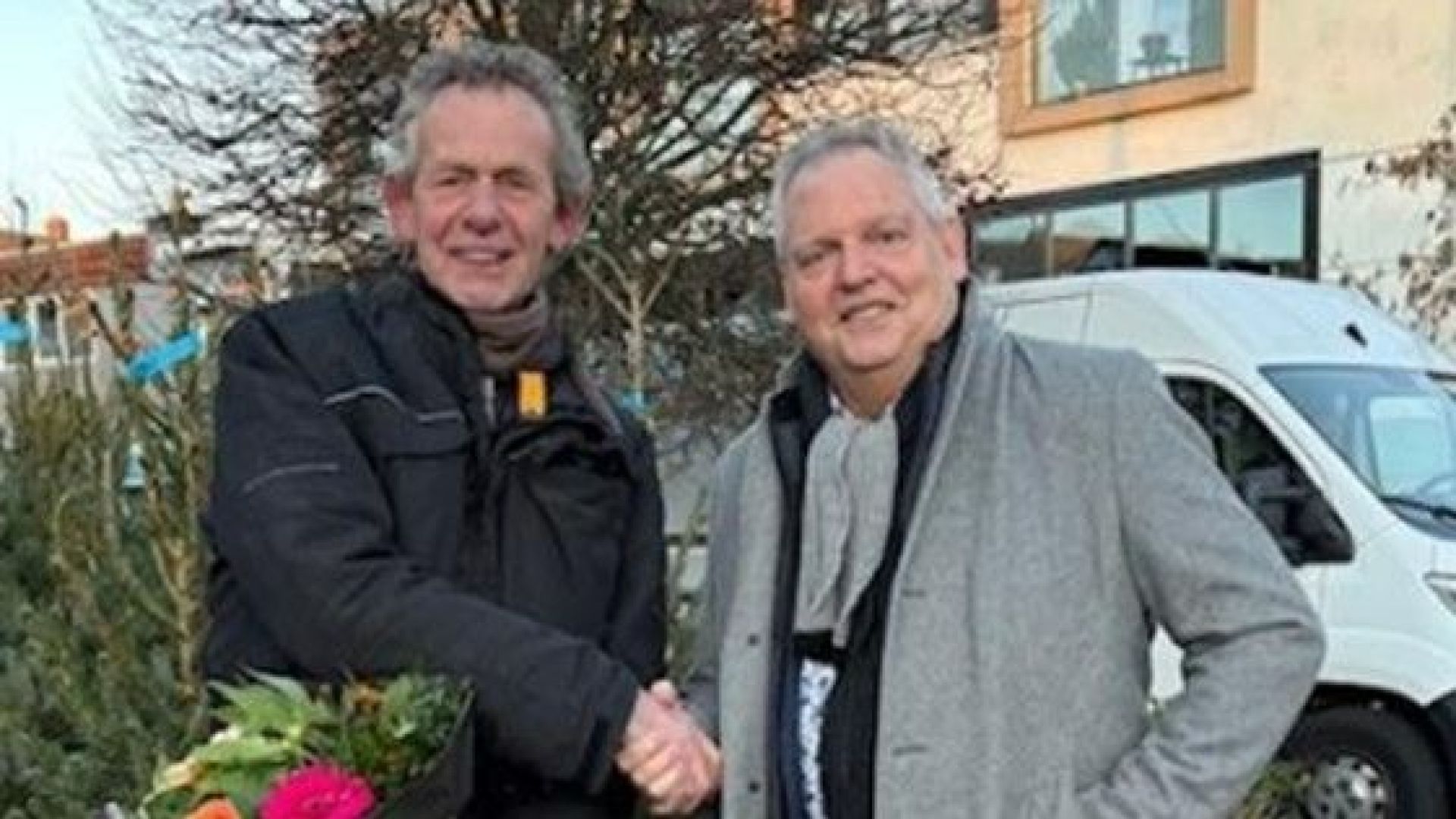 Ondernemer Herman Buitenhuis (links op de foto) en wethouder Hans van der Noordt (rechts op de foto).