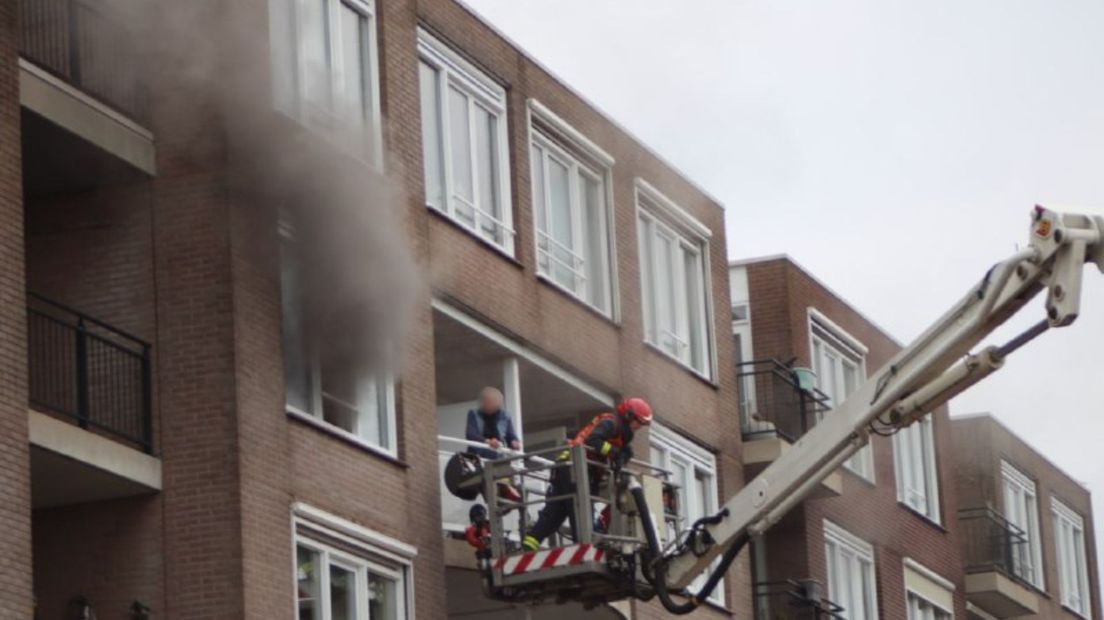 Bij de brand in het appartementencomplex komt veel rook vrij