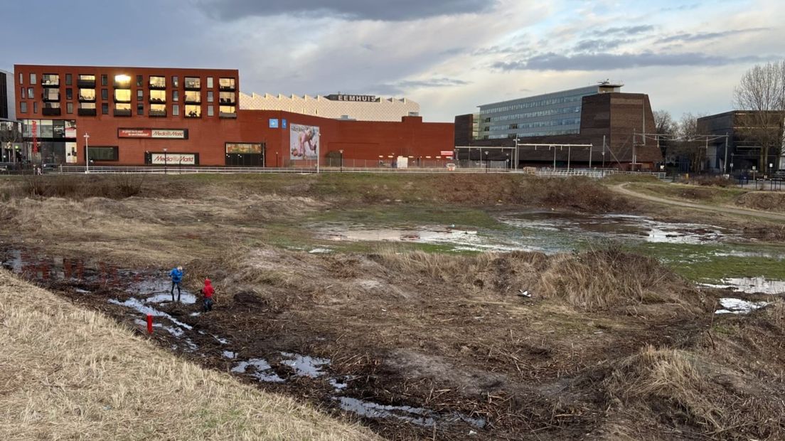 De Trapeziumlocatie waar het nieuwe stadhuis en woningen moeten komen.