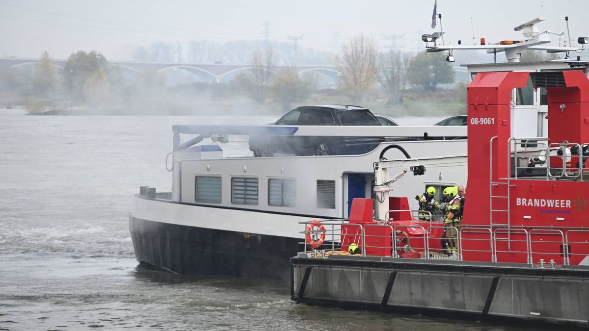 Brandweer blust brand op vrachtschip