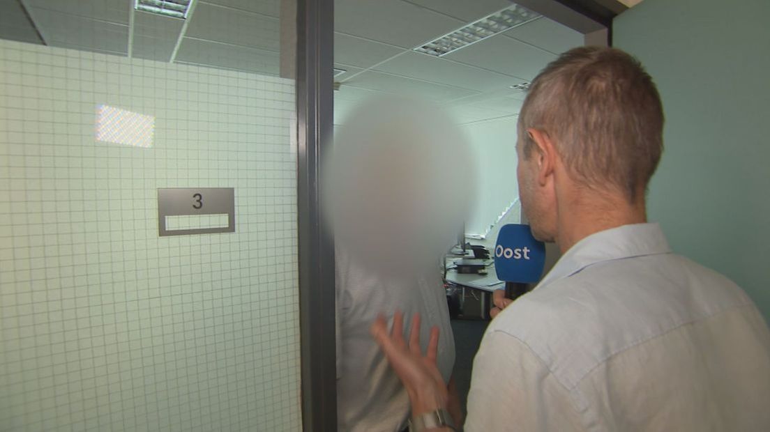 De failliete makelaar Albert B. in het kantoor waar hij juridisch gezien niets te zoeken had.