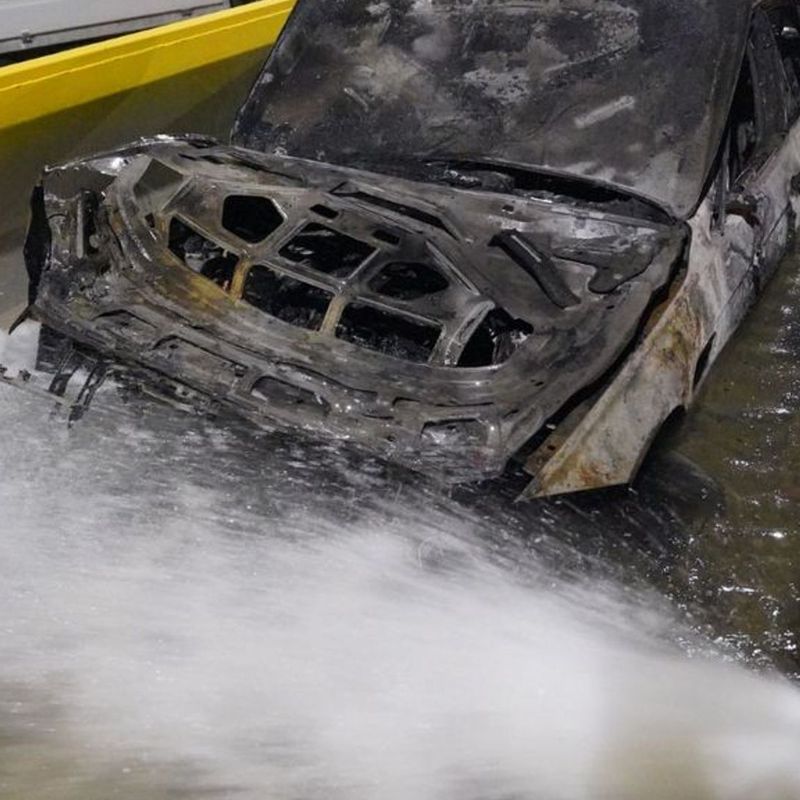 Op deze bijzondere manier blus je een brandende hybride auto Omroep Gelderland