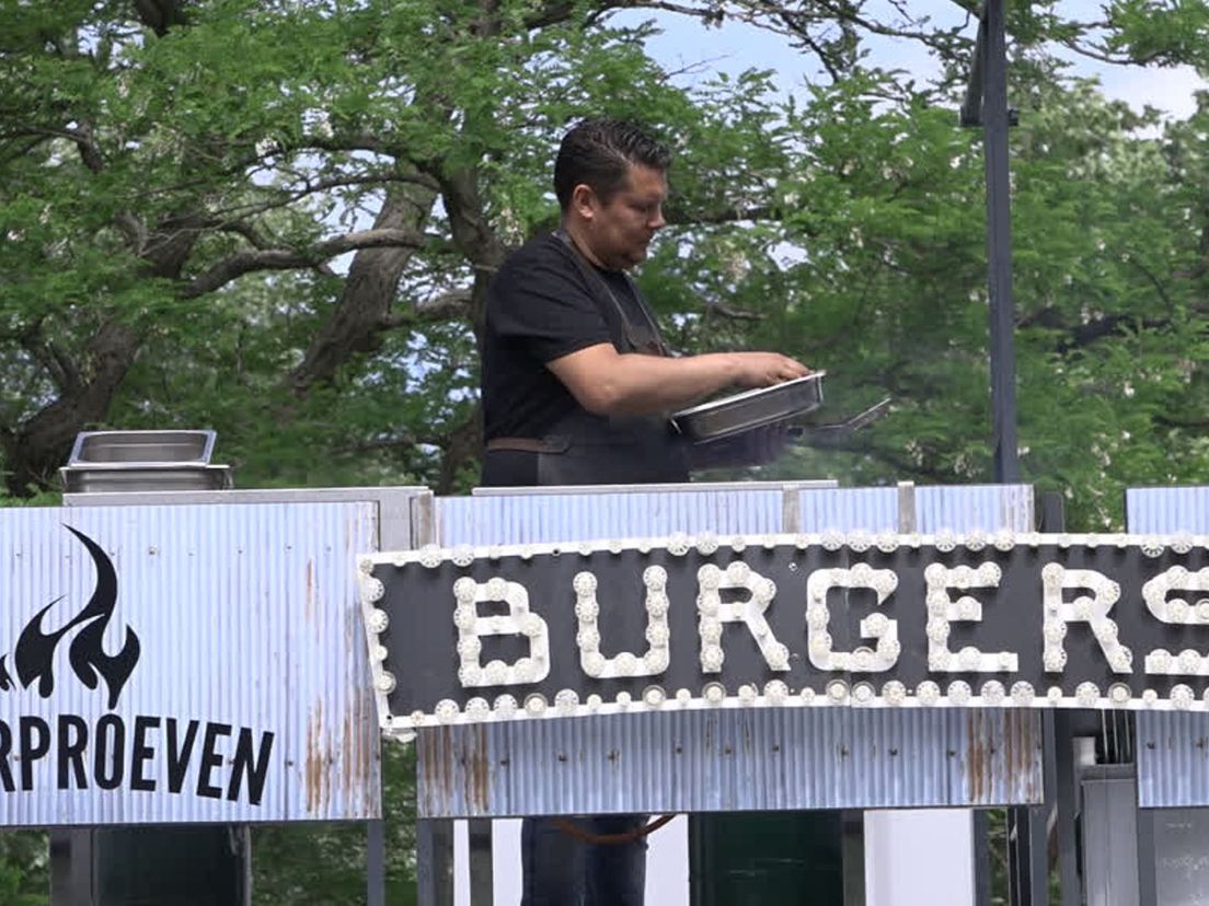 Deze foodtruck hoopt 4000 hamburgers te verkopen