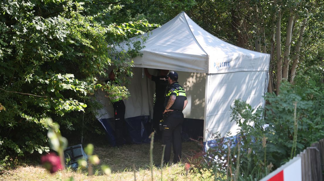Agenten zetten een witte tent op aan de Klokbekerkreek