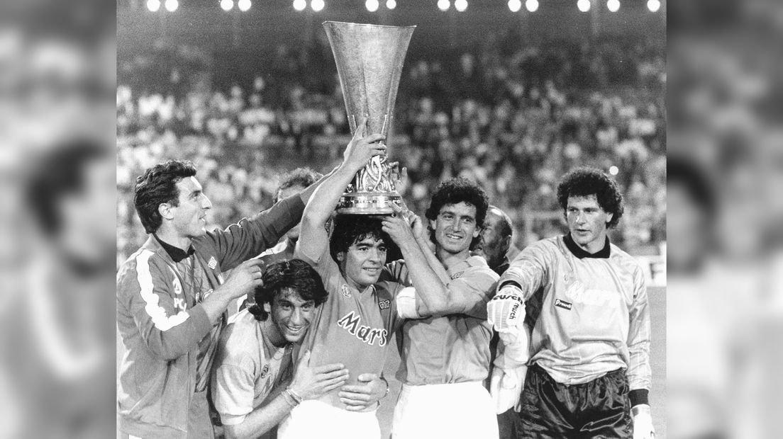 Maradona wint de Uefa Cup met Napoli