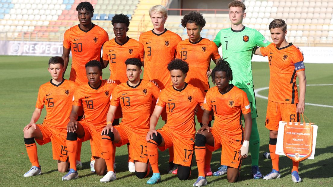 De spelers van Oranje onder 17 met Thijmen Blokzijl in de basisopstelling (rugnummer 3)