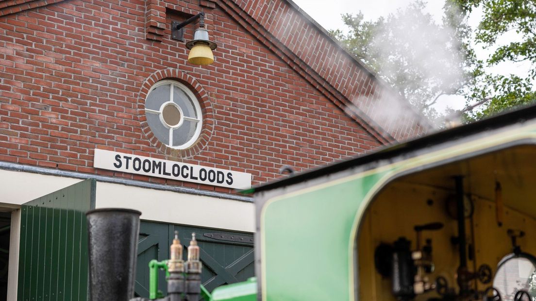 Stoomlocomotief voor historisch loods