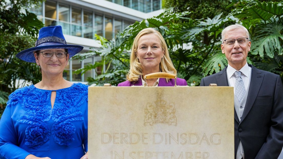 Minister van Financiën Sigrid Kaag (m), staatssecretarissen Aukje de Vries (r) en Marnix van Rij (l)