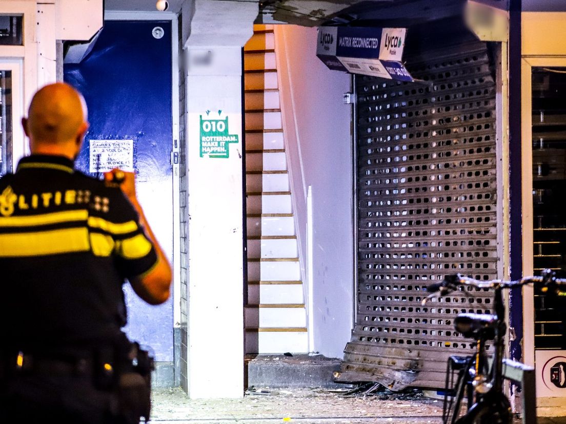 Het rolluik raakte ontzet na de aanslag op de telefoonwinkel aan de Beijerlandselaan in Rotterdam-Feijenoord