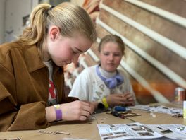 Meiden tussen de elektromotoren tijdens Girls' Day 2026: 'Het is voor meisjes belangrijk dat er rolmodellen zijn'