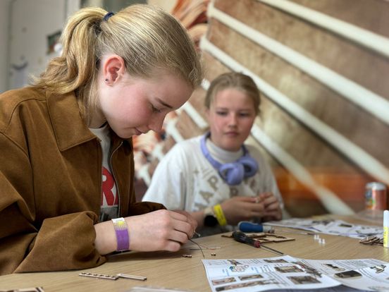 Middelbare scholieren maken kennis met de technieksector tijdens Girl's Day: 'Het is cool dat meiden dat ook kunnen doen'