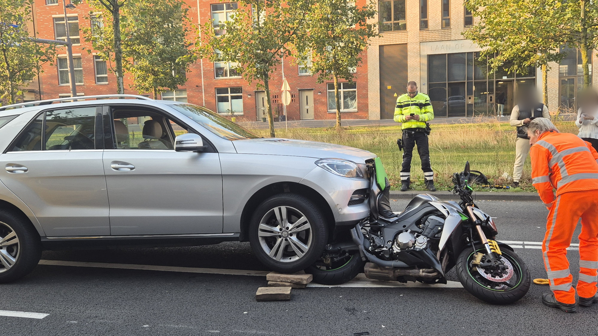 De auto kwam donderdagochtend deels onder de auto terecht op de Laan op Zuid in Rotterdam.