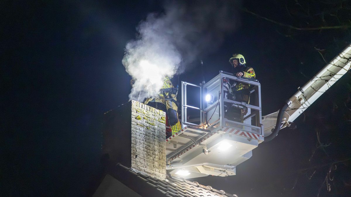 Vonken slaan uit de schoorsteen bij brand in Beetsterzwaag