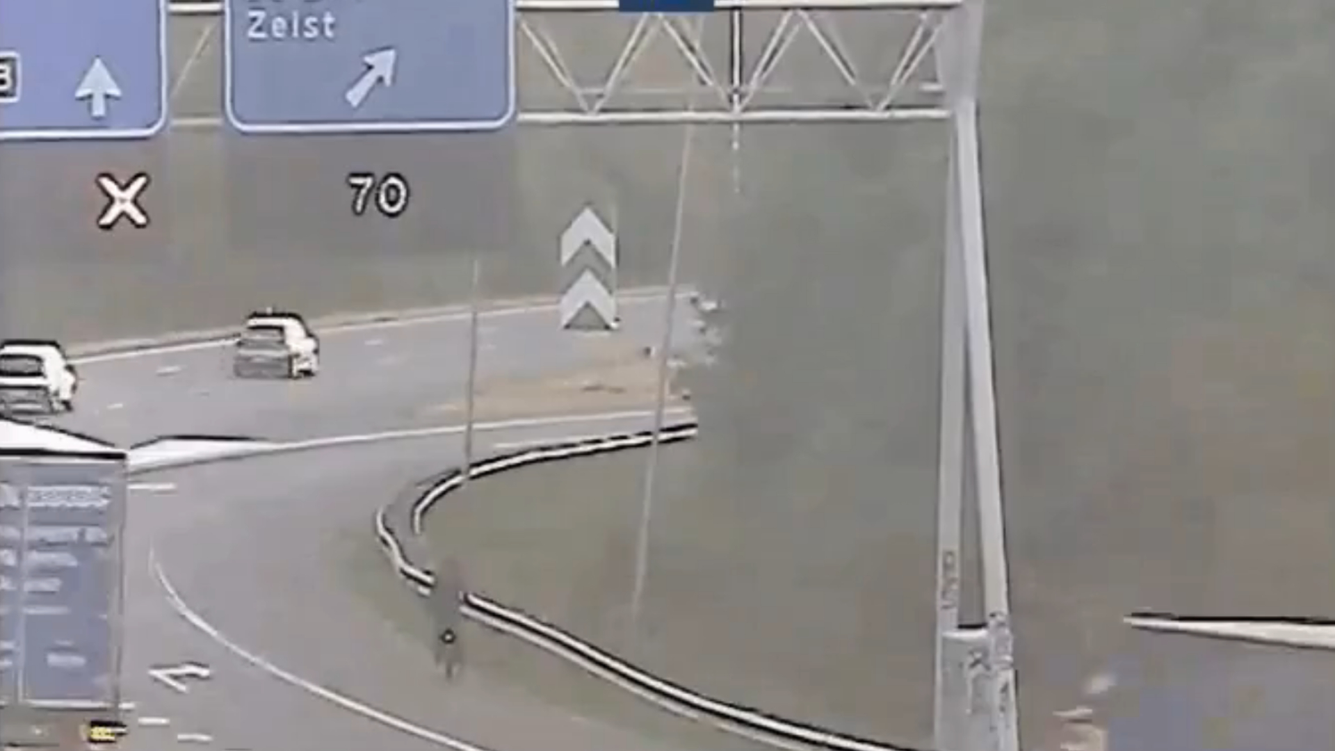 Bestuurder krijgt autopech op de snelweg en gaat per fiets verder