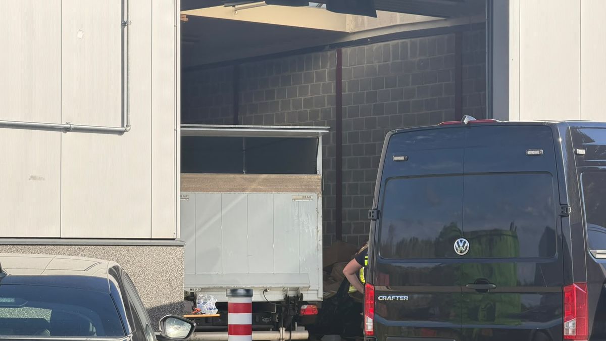 Grote hoeveelheid drugs gevonden in bestelbus bij loods in Brunssum