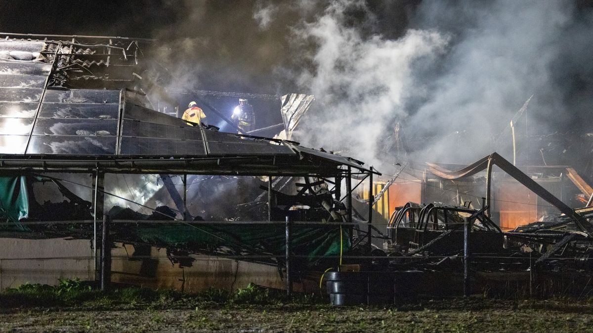 Brandweer nog uren aan het nablussen in Hindeloopen, mogelijk stukjes zonnepaneel vrijgekomen