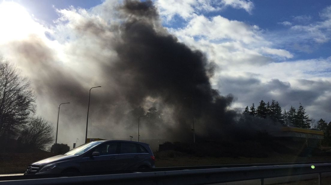 Hulpdiensten hebben een brand aan de A1 in Radio Kootwijk geblust bij benzinestation Lucasgat.