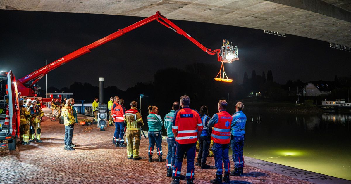 Traumahelikopter rukt uit voor zoektocht naar mogelijke drenkeling in de Rijn