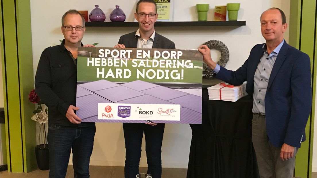 Paul van Schie (BOKD, Peter Zwiers (statenlid PvdA) en Paul van Dijk (SportDrenthe) presenteren de vierhonderd handtekeningen (Rechten: RTV Drenthe/Jeroen Willems)