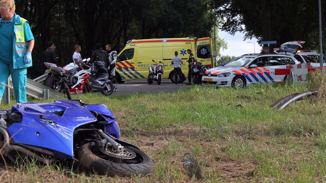 Op de kruising van de Stoutenburgerweg en de Dronkelaarseweg zijn zondagmorgen twee motorrijders in botsing gekomen. Beiden zijn naar het ziekenhuis gebracht met onbekend letsel.