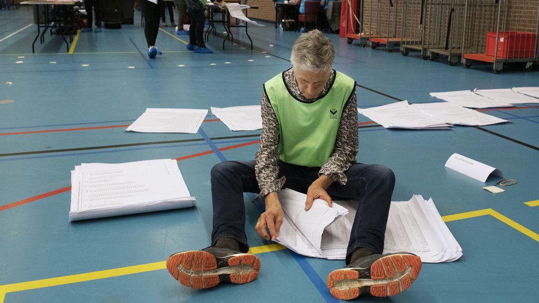 Een vrijwilliger telt stemmen