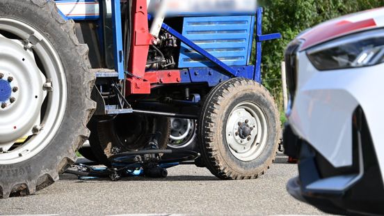 Wielrenner komt onder tractor terecht, traumahelikopter landt