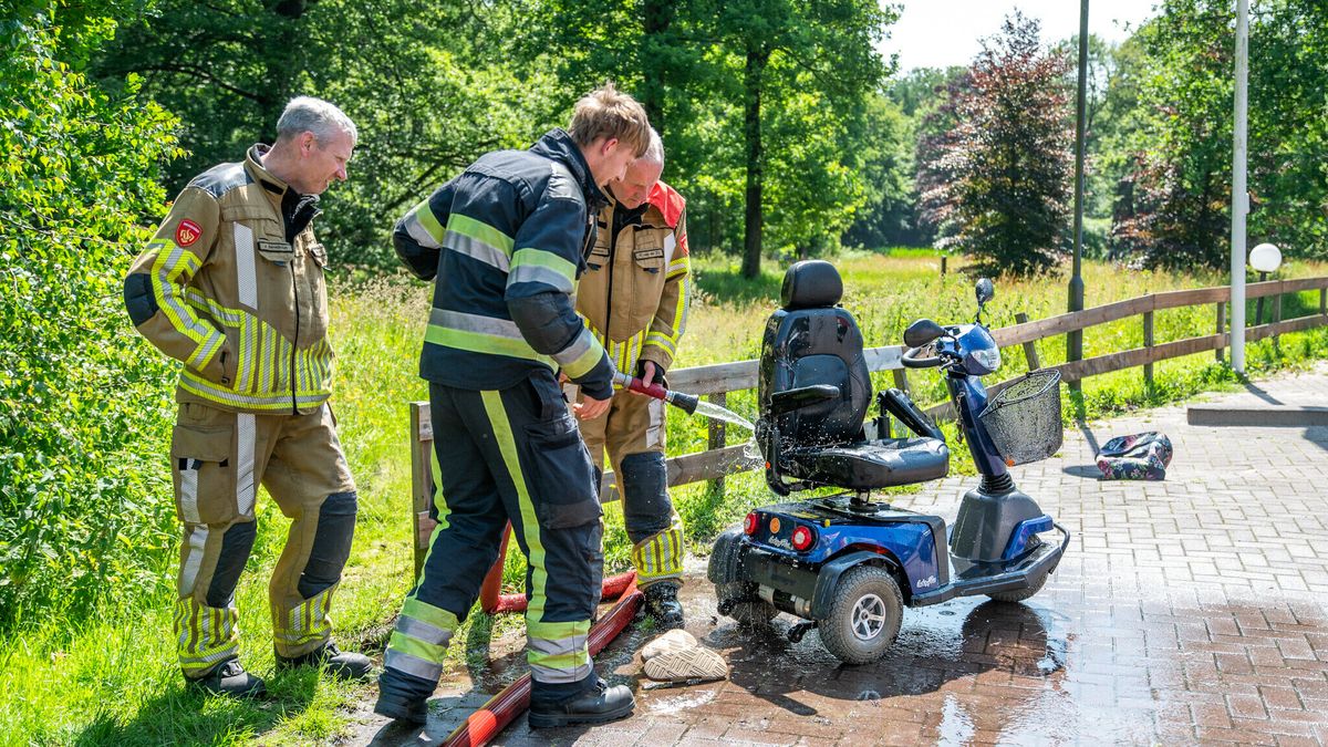 Vrouw met scootmobiel in de sloot in Oldeberkoop
