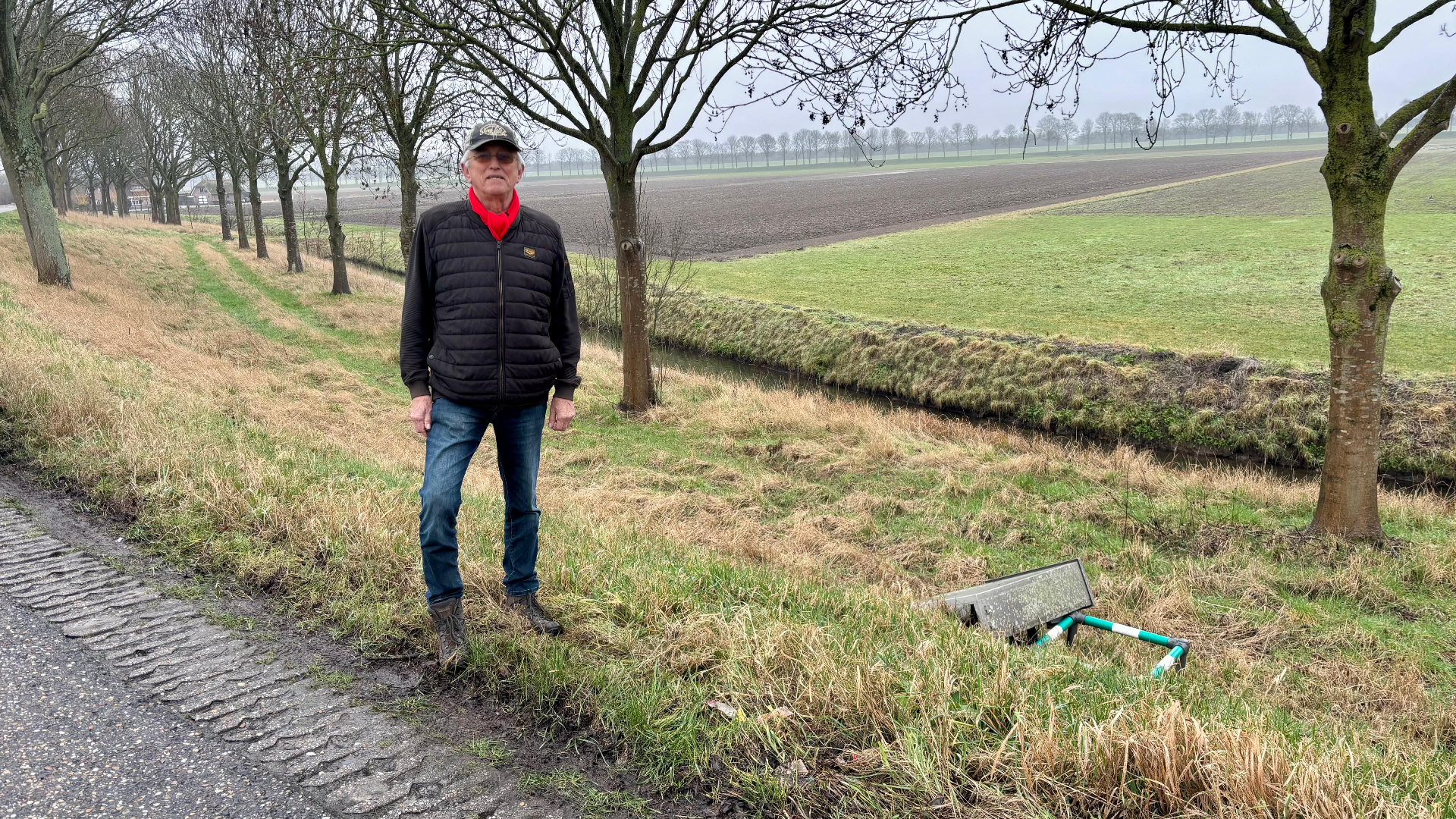 Wim staat bij een slecht onderhouden netwerkkastje met kabels.