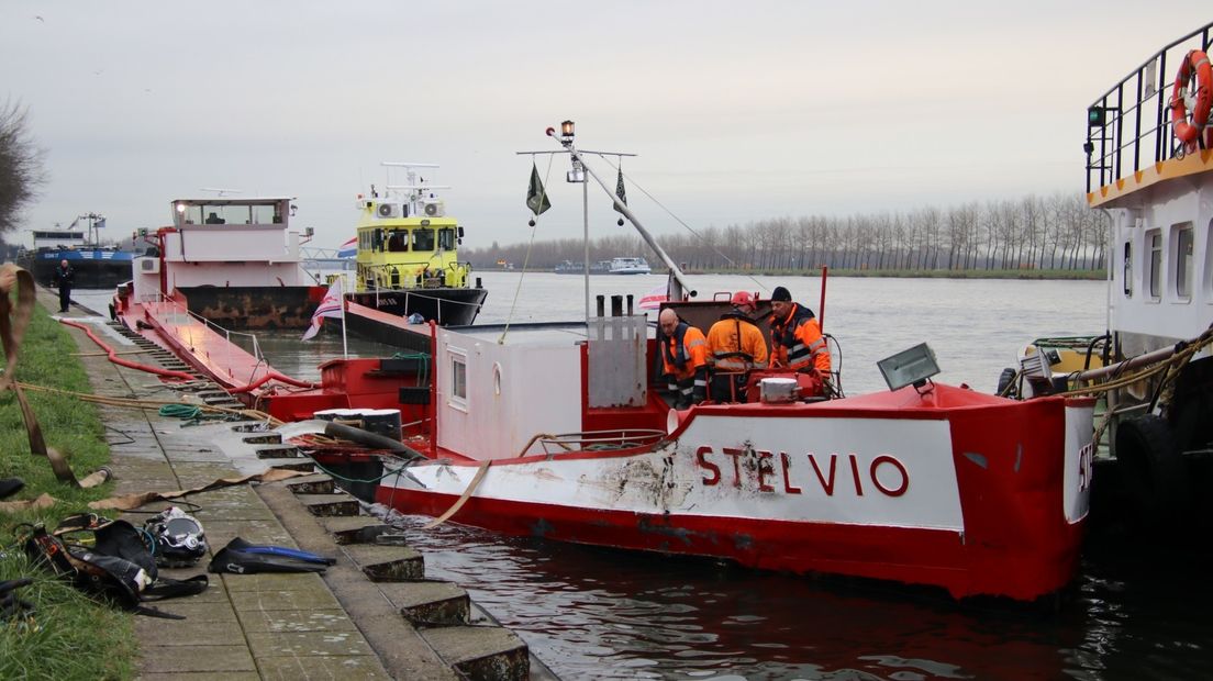 Schip lek na aanvaring in Kanaal van Gent naar Terneuzen