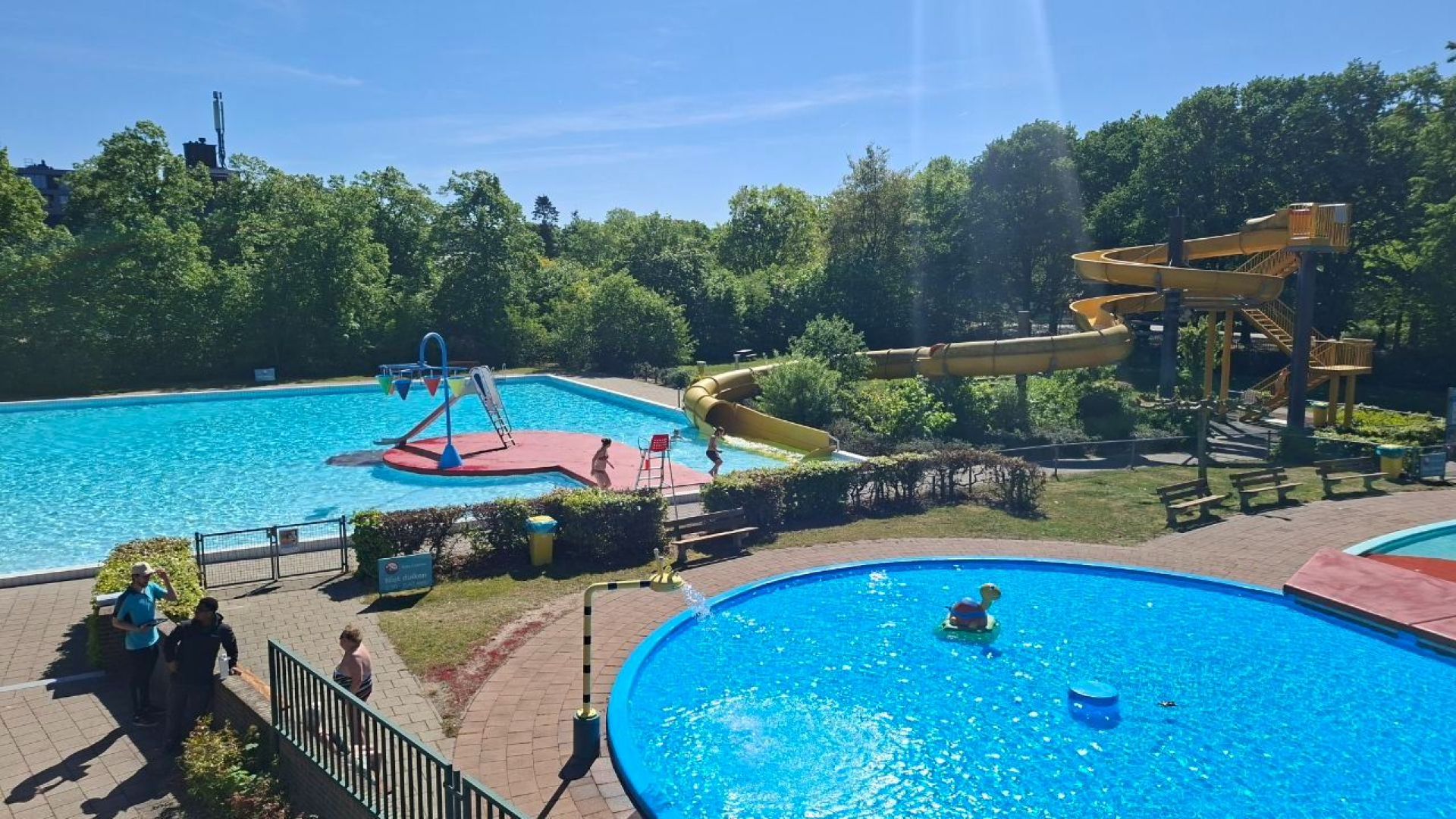 Zomerse temperaturen tot 25 graden; buien in het weekeinde