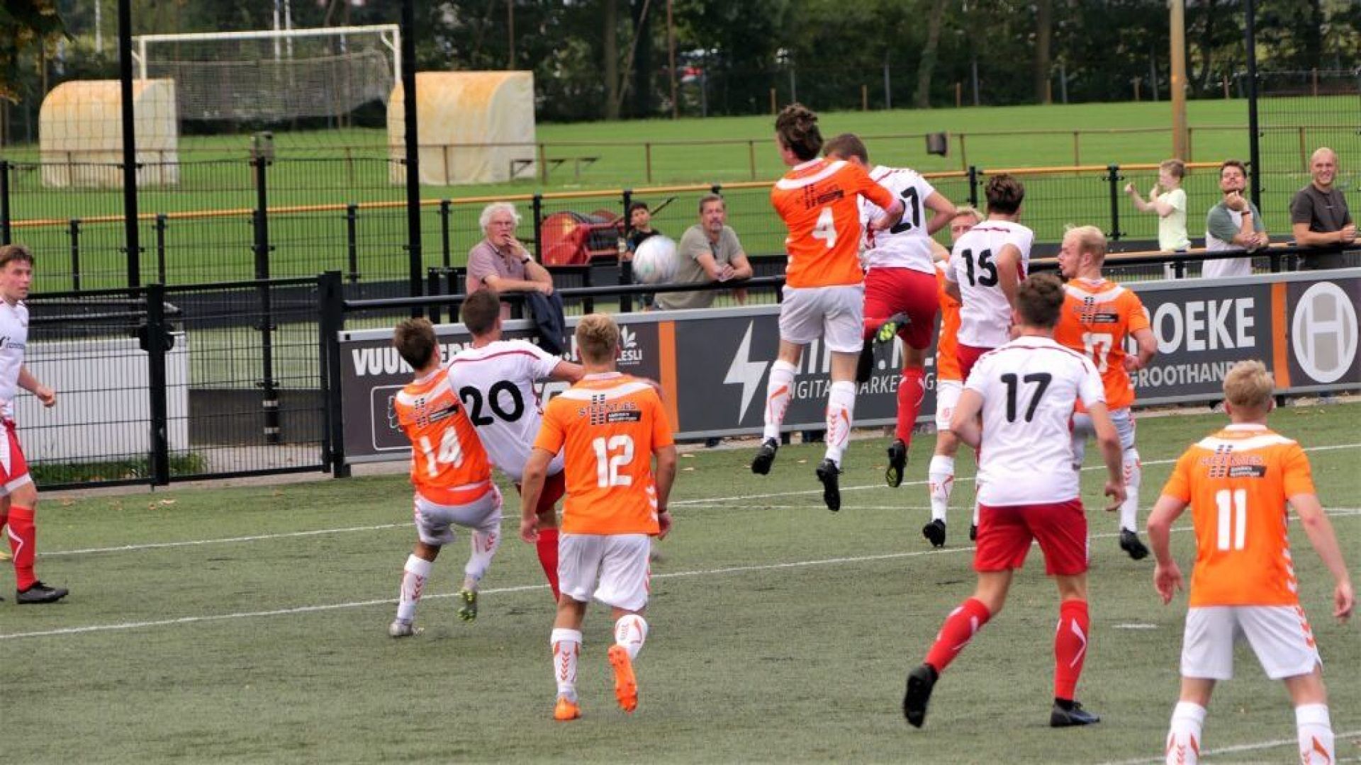 Achterhoekse clubs voelen zich genegeerd door KNVB over invoering weekendvoetbal.