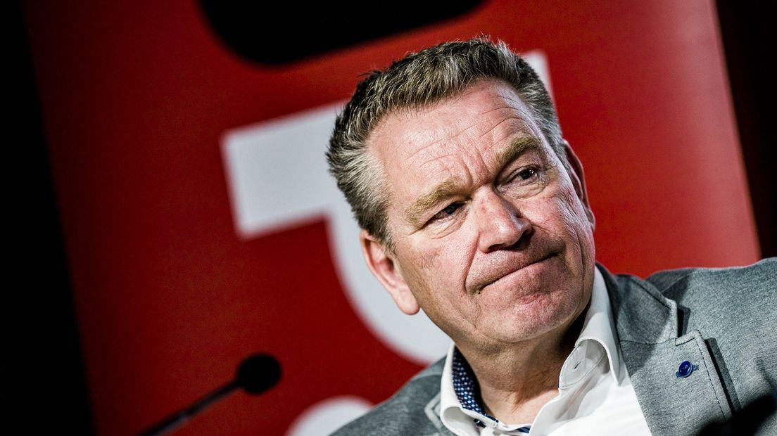 Hans Nijland tijdens een persconferentie.