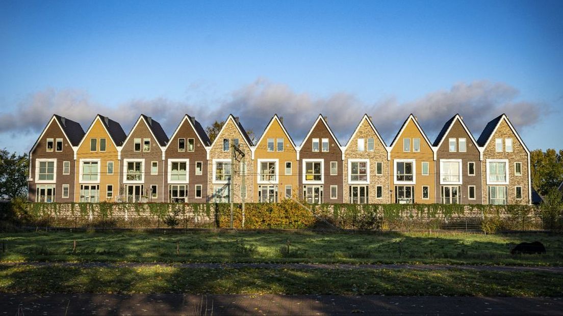 Woningen aan de Rondel in Nijkerk naast het spoor.