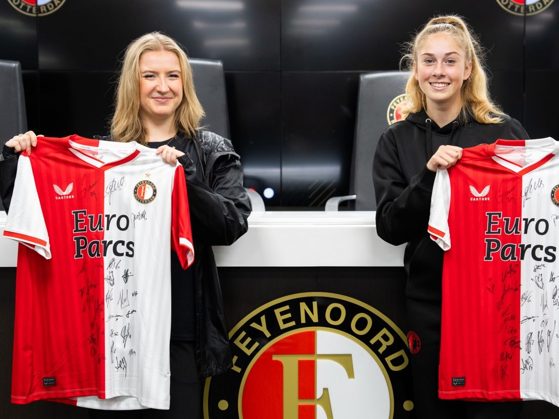 Tessa (links) en Sarina (rechts) met het gesigneerde shirt dat zij hebben gekregen van Feyenoord.