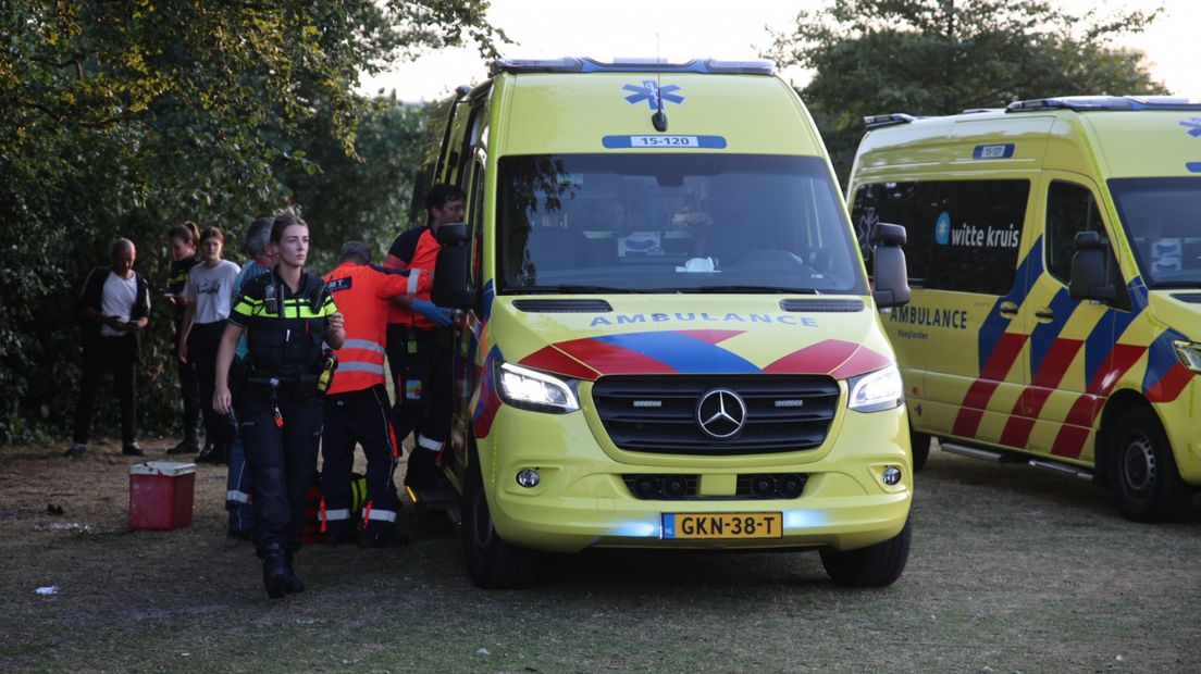 Hulpdiensten op de plek van de zware mishandeling