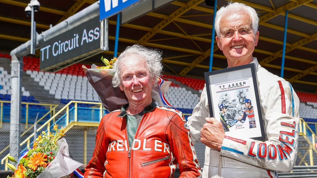Jan de Vries naast Wil Hartog in juni vorig jaar op een leeg TT Circuit (Rechten: ANP / Vincent Jannink)