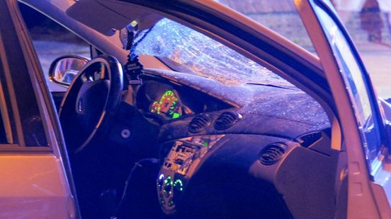 Persoon bekneld onder minishovel | Frontale botsing tussen twee autos. Persoon bekneld onder minishovel | Frontale botsing tussen twee autos.