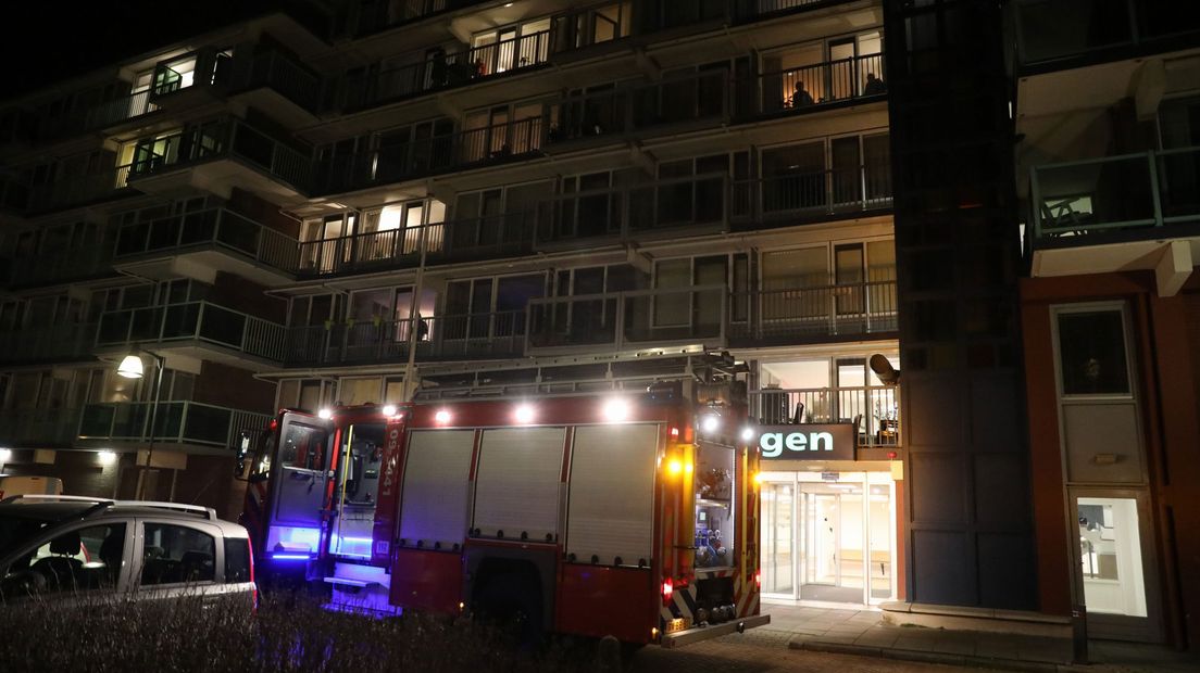 Bewoners van flat voor 50-plussers in Soest kijken naar brandweer.