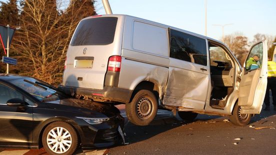 112 Nieuws: Auto schuift onder bestelbus op N333 | Automobilist gewond na aanrijding in Dalfsen. 112 Nieuws: Auto schuift onder bestelbus op N333 | Automobilist gewond na aanrijding in Dalfsen.