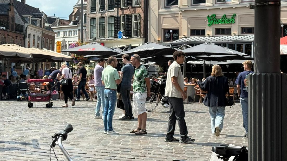 Christenen spreken winkelend publiek aan in Zwolle.
