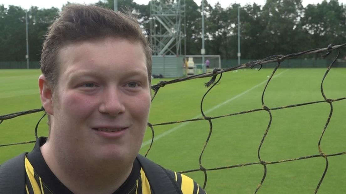 Deze supporter ziet het somber in zolang de overname niet rond is.
