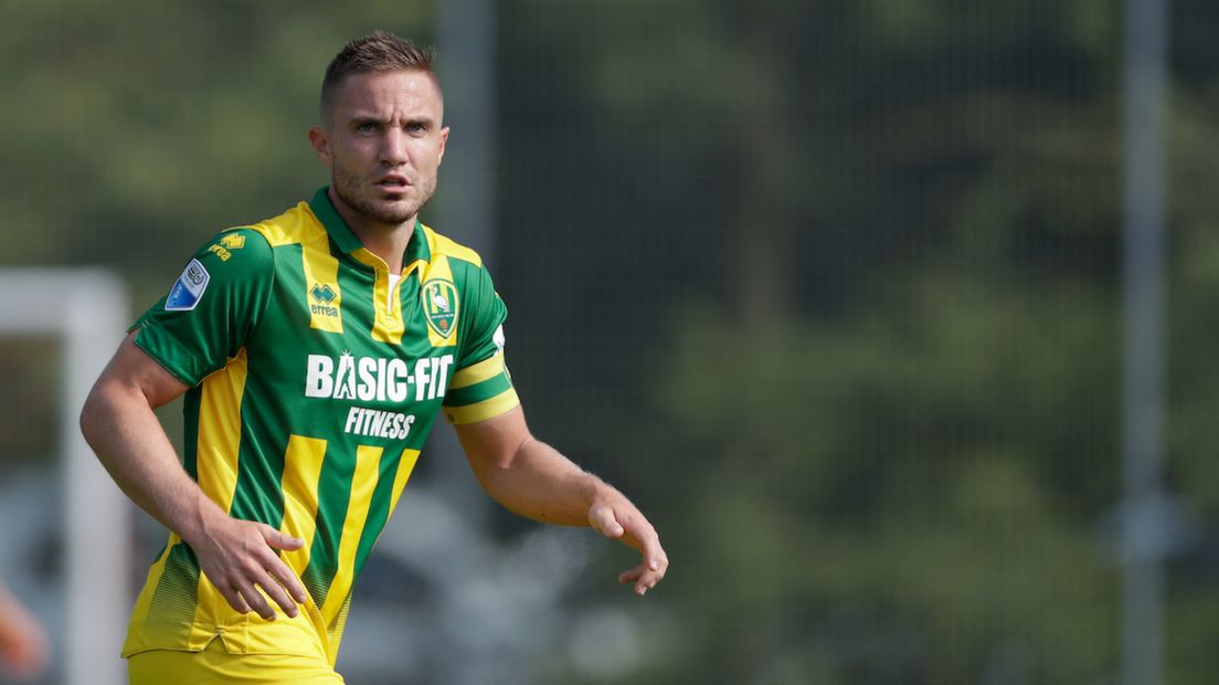 Aaron Meijers als aanvoerder van ADO tegen Kardemir Karabukspor.