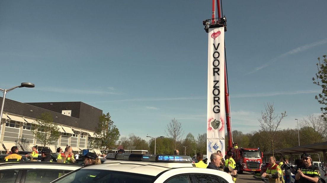 Medewerkers van de brandweer en de politie hebben vrijdagochtend een bezoek gebracht aan ziekenhuis Rivierenland in Tiel. Dat deden ze om de zorgverleners daar een hart onder de riem te steken. In het ziekenhuis werd tegelijkertijd een blijk van waardering voor de collega-hulpverleners voorbereid.
