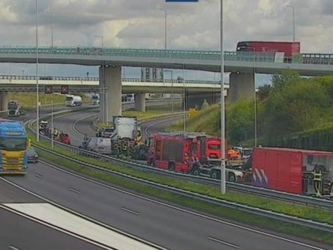 Op de A15 is een ongeluk gebeurd met meerdere voertuigen.
